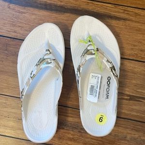 NWT Oofoam Flip flops